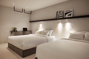 Escritorio, espacio para trabajar con laptop y cortinas blackout