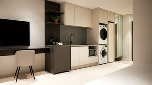 Schreibtisch, laptopgeeigneter Arbeitsplatz, Verdunkelungsvorhänge