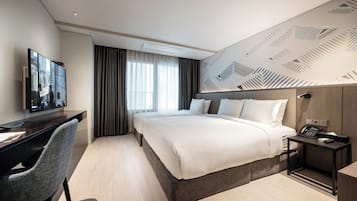 Family Room | Desk, laptop workspace, blackout drapes, bed sheets