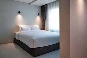 Suite júnior | Escriptori, espai de treball apte per a portàtils i cortines opaques