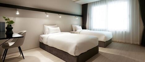 Escriptori, espai de treball apte per a portàtils i cortines opaques