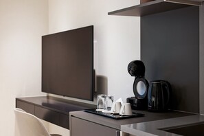 Escriptori, espai de treball apte per a portàtils i cortines opaques