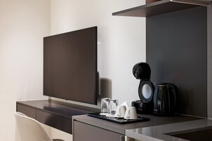 Escritorio, espacio para trabajar con laptop y cortinas blackout