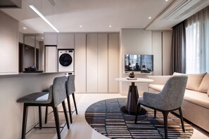 Junior suite | Woonruimte | Een 55-inch smart-tv met kabelzenders en vloerwarming