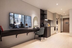 Executive Twin kamer | Woonruimte | Een 55-inch smart-tv met kabelzenders en vloerwarming