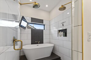 Shower, hair dryer, towels, shampoo - Renovated home minutes from downtown Indianapolis! (Indianapolis)