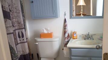 Haartrockner, Handtücher, Seife, Toilettenpapier