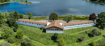 Heart Shaped Jacuzzi in main bedroom overlooking Fox Lake! Free Kayaks & Bikes