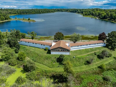 Heart Shaped Jacuzzi in main bedroom overlooking Fox Lake! Free Kayaks & Bikes
