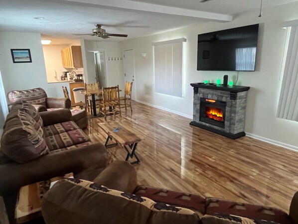 Living area - Heart Shaped Jacuzzi in main bedroom overlooking Fox Lake! Free Kayaks & Bikes (Angola)