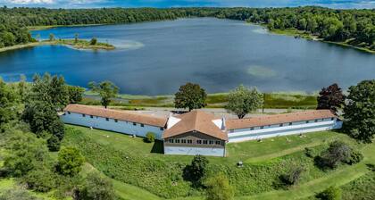 Heart Shaped Jacuzzi in main bedroom overlooking Fox Lake! Free Kayaks & Bikes