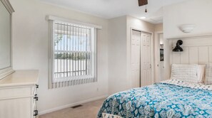 Room - Heart Shaped Jacuzzi in main bedroom overlooking Fox Lake! Free Kayaks & Bikes (Angola)