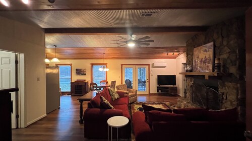 Gorgeous 2-bedroom cabin located in rural NE Arknasas perfect for getaways.
