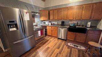 Een koelkast, een microgolfoven, een oven, een kookplaat