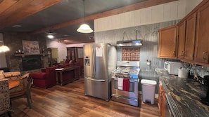 Fridge, microwave, oven, stovetop - Gorgeous 2-bedroom cabin located in rural NE Arknasas perfect for getaways. (Paragould)