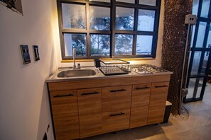 Refrigerador, microondas, cafetera y tetera y utensilios de cocina