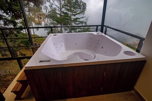 Property grounds - Sunrise Mountain Cabin with beautiful view and Jacuzzi, Pet friendly (Versalles)