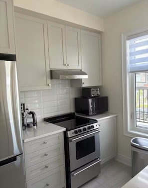 Fridge, microwave, oven, stovetop - Brand New Luxury Modern Above Ground Suite Bond Head Retreat/Peaceful (Bond head)