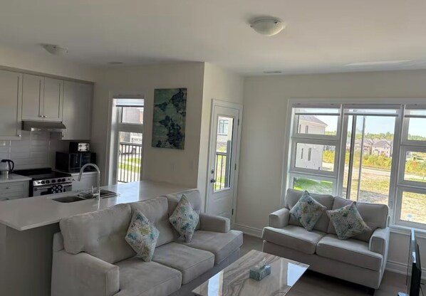 Living area - Brand New Luxury Modern Above Ground Suite Bond Head Retreat/Peaceful (Bond head)