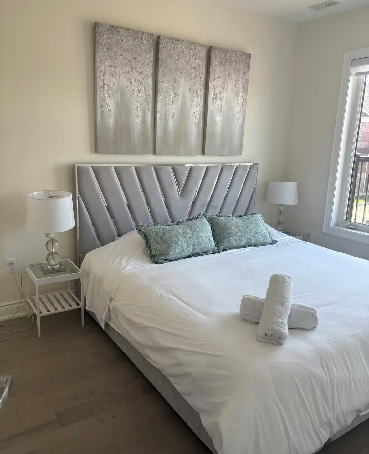 Työpöytä, silitysrauta/-lauta, Wi-Fi, vuodevaatteet