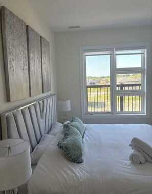 Room - Brand New Luxury Modern Above Ground Suite Bond Head Retreat/Peaceful (Bond head)