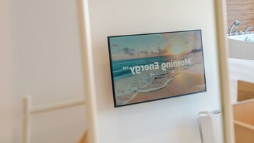 Cuadro enmarcado de una escena de playa con el texto 'Moringa Energy' en una pared.