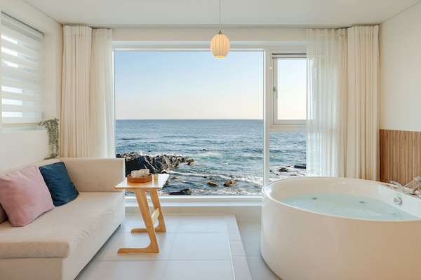 Basic Room, 1 Bedroom (Room 302 (Oceanview/Spa)) | 1 bedroom, WiFi (free)