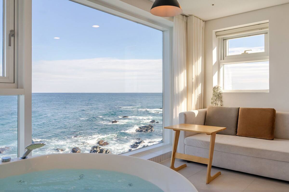 Basic Room, 1 Bedroom (Room 404 (Oceanview/Spa)) | 1 bedroom, WiFi (free)