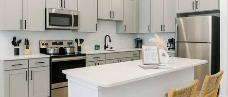 Refrigerador, microondas, horno y parrilla de estufa