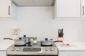 Kylskåp, mikrovågsugn, ugn och spishäll