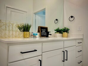 Interior - Modern&Cozy, Washer/Dryer, Pool,Gym,WorkerFriendly (Sherman)