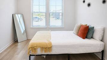 Iron/ironing board, WiFi, bed sheets