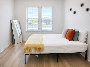 WiFi, bed sheets - Cozy & Quiet Home w/ Pool, Gym, W/D WorkerFriendly (Sherman)