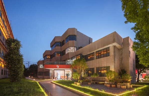 المنشأة من الخارج