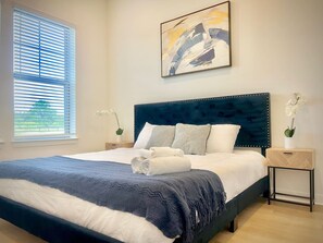 Iron/ironing board, WiFi, bed sheets - Modern, A+Location, KINGbed, pool, gym, (Sherman)