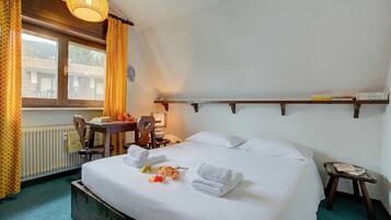 2 bedrooms, laptop workspace, free WiFi, bed sheets