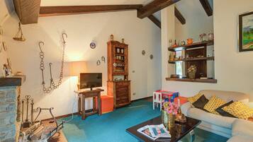 Standard-Apartment, Mehrere Schlafzimmer, 2 Bäder (Appartamento Il Cardo) | Wohnzimmer | 21-Zoll-Flachbildfernseher mit Kabelempfang