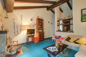 Standard Apartment, Multiple Bedrooms, 2 Bathrooms (Appartamento Il Cardo) | Living area | 21-inch flat-screen TV with cable channels - Appartamento Il Cardo (Sauze d'Oulx)