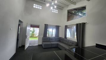 Villa Familiale, plusieurs lits, vue mer | Cuisine privée | Batterie de cuisine, vaisselle et ustensiles