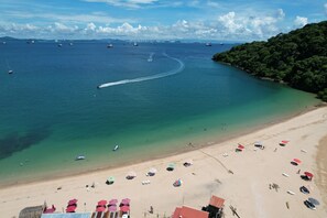 بالقرب من الشاطئ