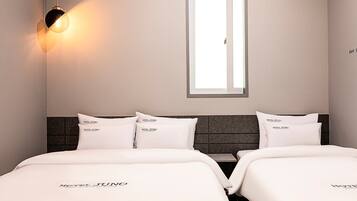 Escritorio, espacio para trabajar con laptop y wifi gratis