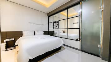 Standard Double Room | Laptop workspace, free WiFi