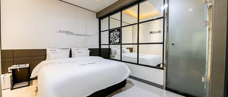 Standard Double Room | Laptop workspace, free WiFi