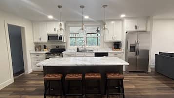 Geladeira, micro-ondas, fogão, cooktop