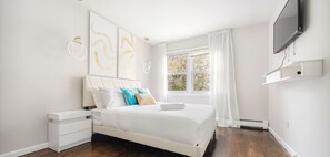 Iron/ironing board, WiFi, bed sheets - Luxury Designer Home near NYC + Free Parking (White Plains)