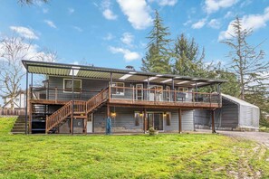 Exterior - Spacious 6-Bedroom Home in Salmon River (Langley Township)