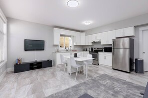 Apartment | 2 bedrooms - Cosy 2-bed Basement Suite in Quiet Neighbourhood (Delta)
