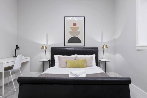 Cosy 2-bed Basement Suite in Quiet Neighbourhood