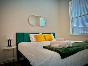 Room - Modern, WorkerFriendly, Washer, Pool, Gym, Wifi (Sherman)