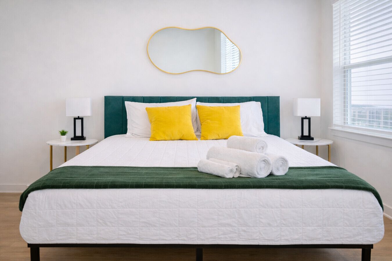 Tabla de planchar con plancha, wifi y ropa de cama 